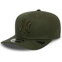 curva-snapback-9fifty-stretch-snap-league-essential-new-york-yankees-mlb-new-era