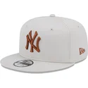 plana-snapback-marron-9fifty-league-essential-new-york-yankees-mlb-new-era