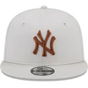 plana-snapback-marron-9fifty-league-essential-new-york-yankees-mlb-new-era