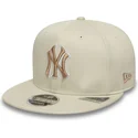 new-era-flat-brim-9fifty-original-fit-world-series-new-york-yankees-mlb-beige-snapback-cap-with-beige-logo
