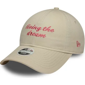 Καπέλα καμπύλη μπεζ ρυθμιζόμενη ταινία 9TWENTY Living The Dream Slogan από New Era
