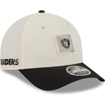 New Era Curved Brim 9FORTY M-Crown Training Pack 2026 Las Vegas Raiders NFL Beige and Black Snapback Cap